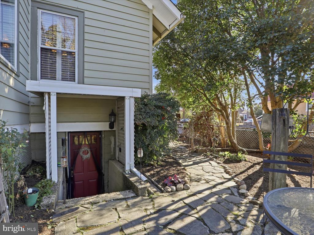 2406 LESLIE AVENUE