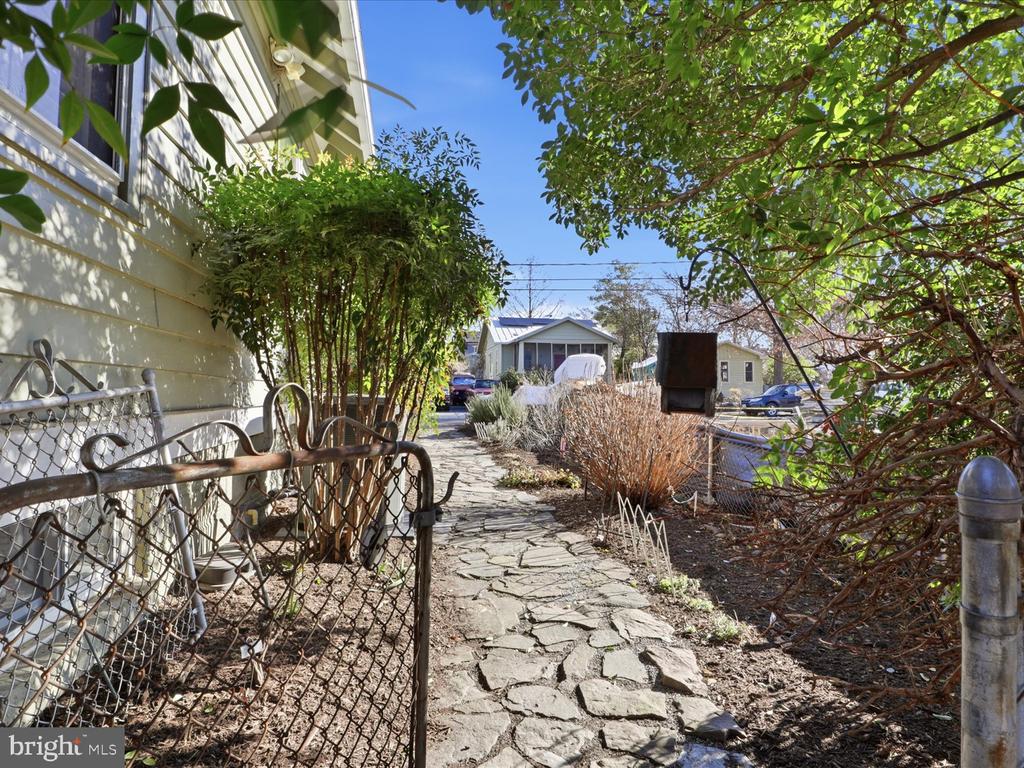 2406 LESLIE AVENUE