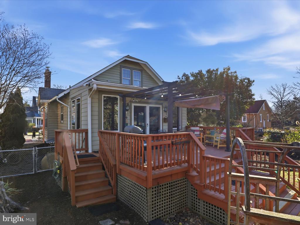 2406 LESLIE AVENUE