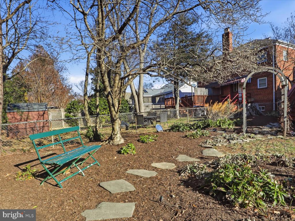 2406 LESLIE AVENUE
