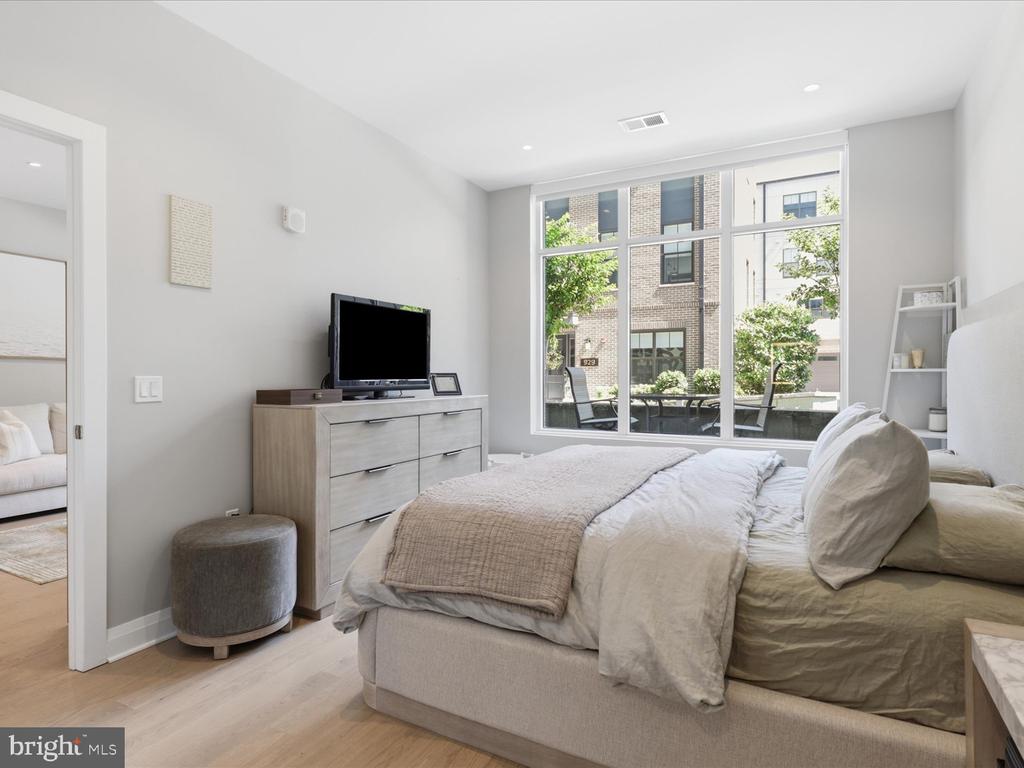 925 FAIRFAX STREET N 102
