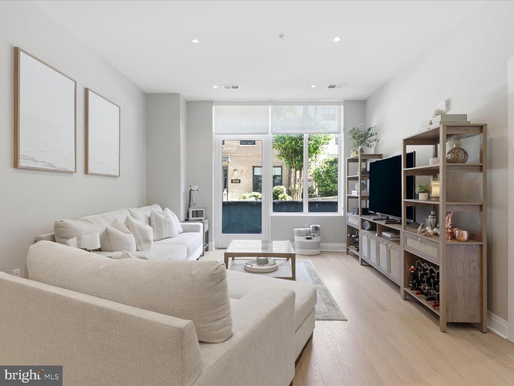 925 FAIRFAX STREET N 102