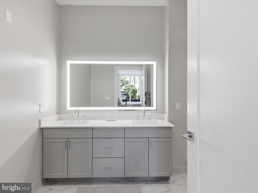 925 FAIRFAX STREET N 102