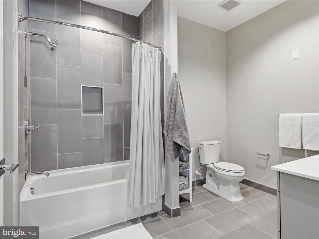925 FAIRFAX STREET N 102