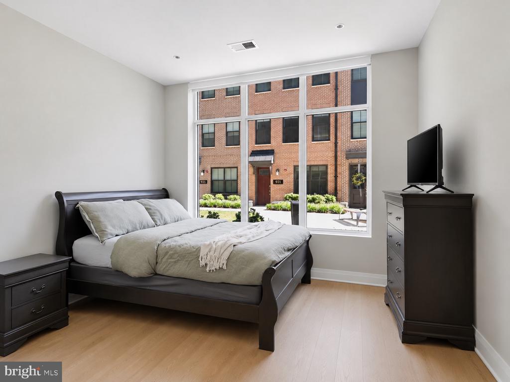 925 FAIRFAX STREET N 102