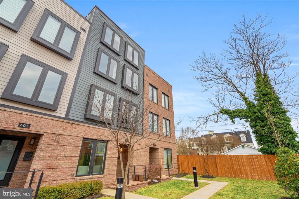 607 SLADE COURT