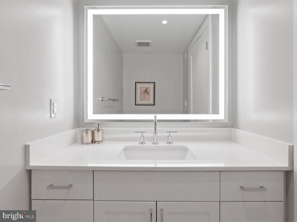 925 N FAIRFAX STREET Unit: 704