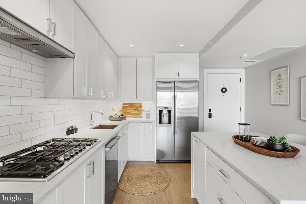 925 N FAIRFAX STREET Unit: 704