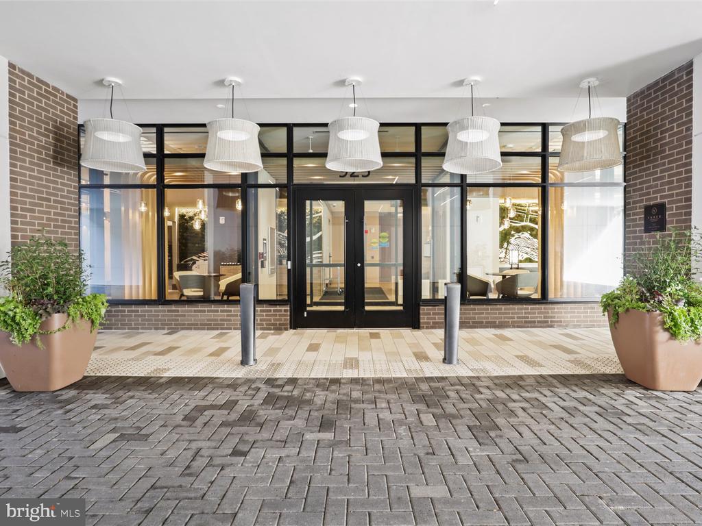 925 N FAIRFAX STREET Unit: 704