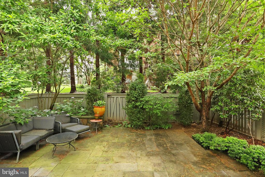1564 McLean Commons Ct