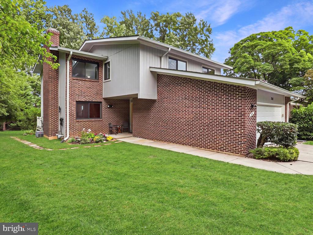 7211 VISTAS LANE