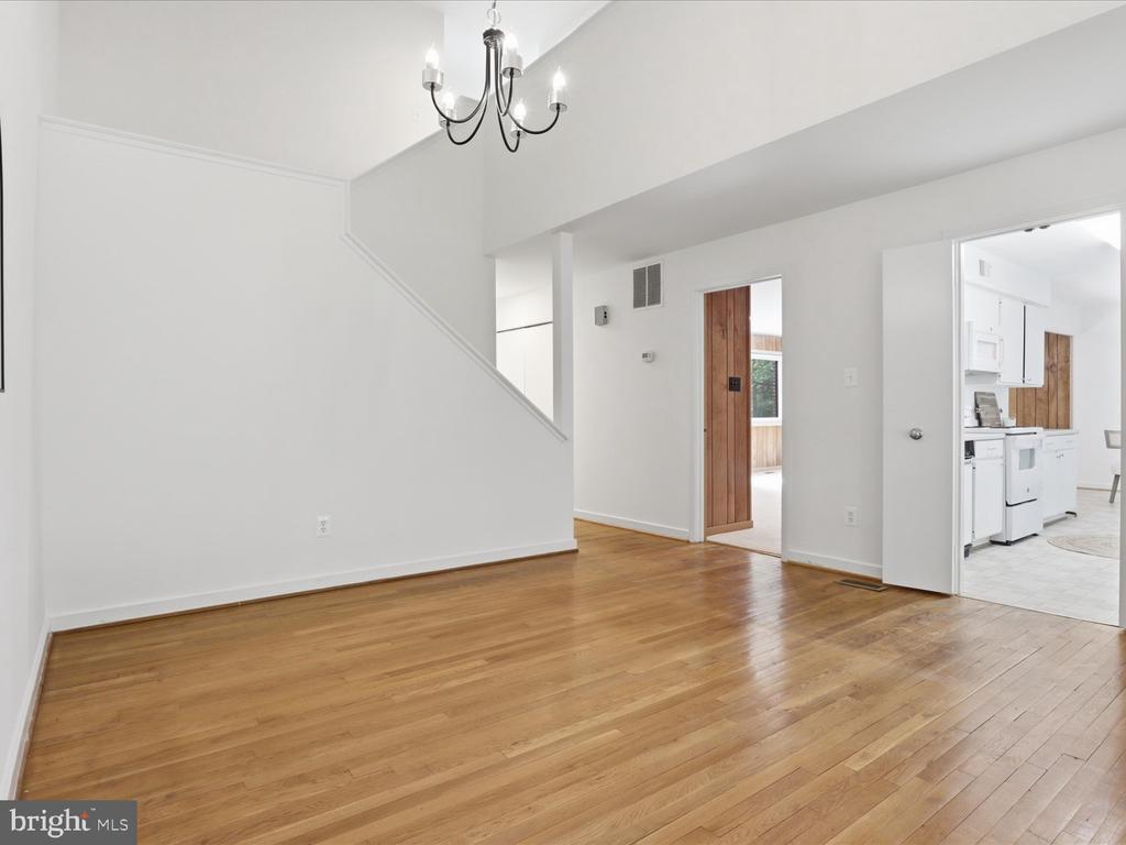 7211 VISTAS LANE