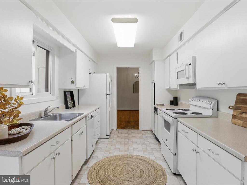7211 VISTAS LANE