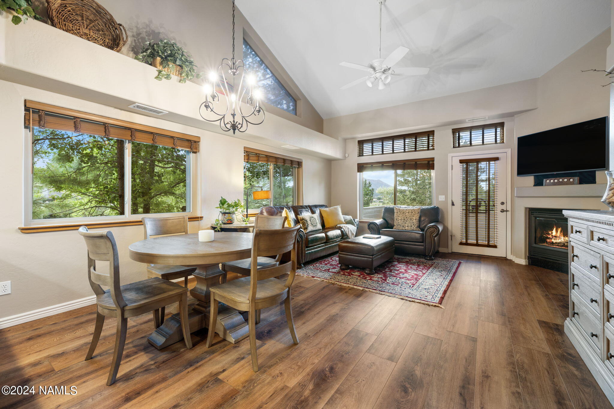 5902 E Mountain Oaks Drive