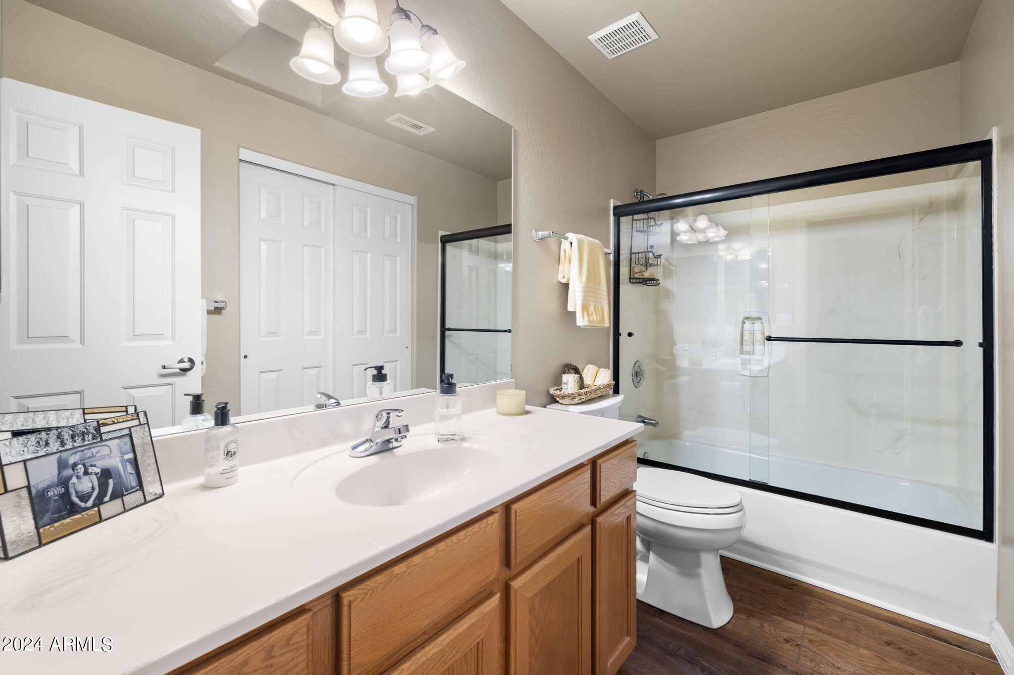 5902 E MOUNTAIN OAKS Drive