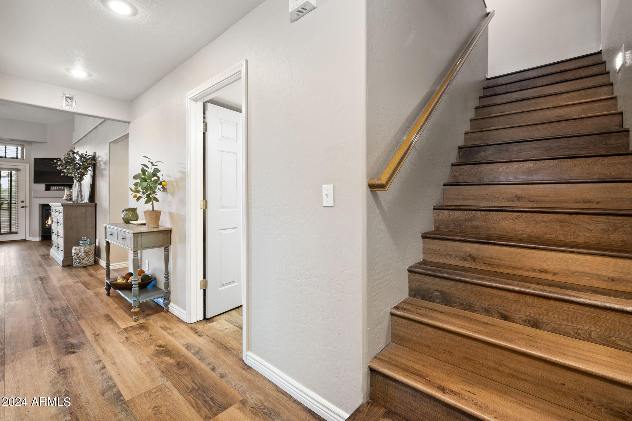 5902 E MOUNTAIN OAKS Drive