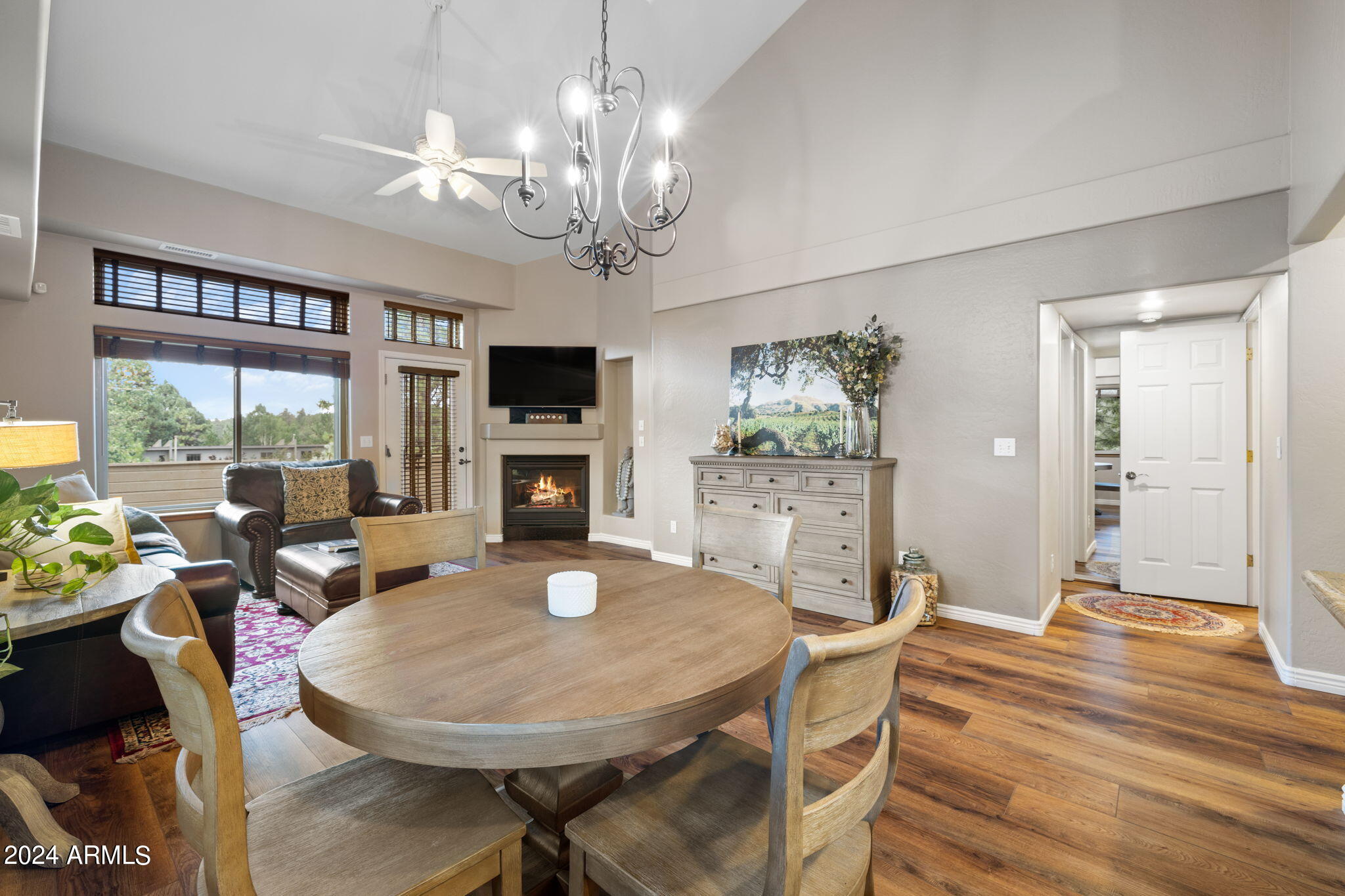 5902 E MOUNTAIN OAKS Drive