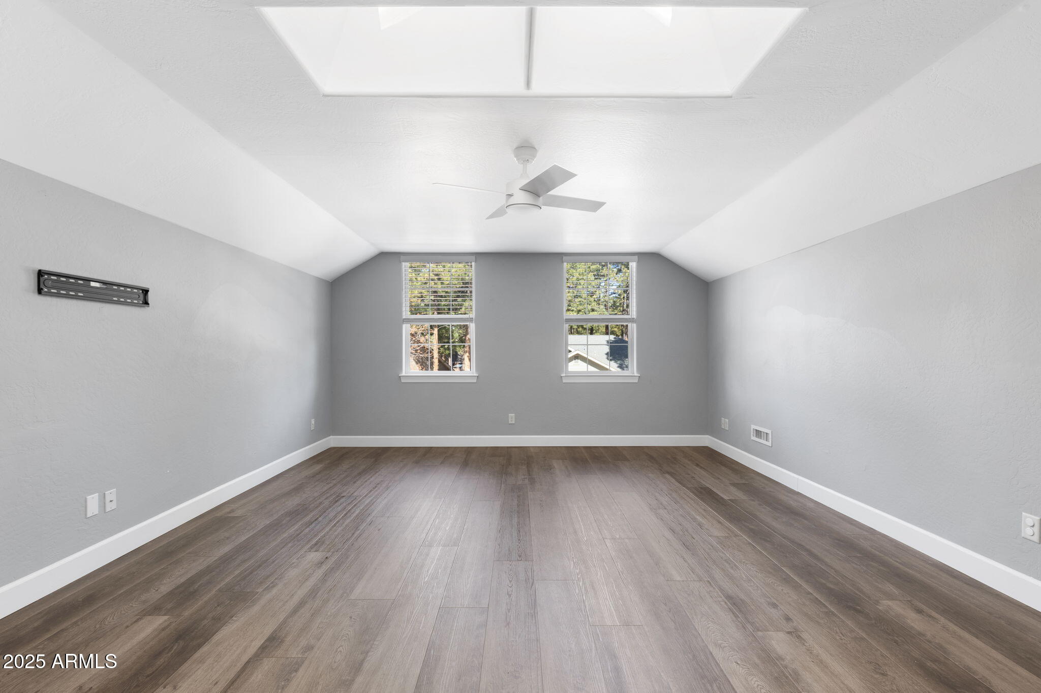 2097 W UNIVERSITY Avenue