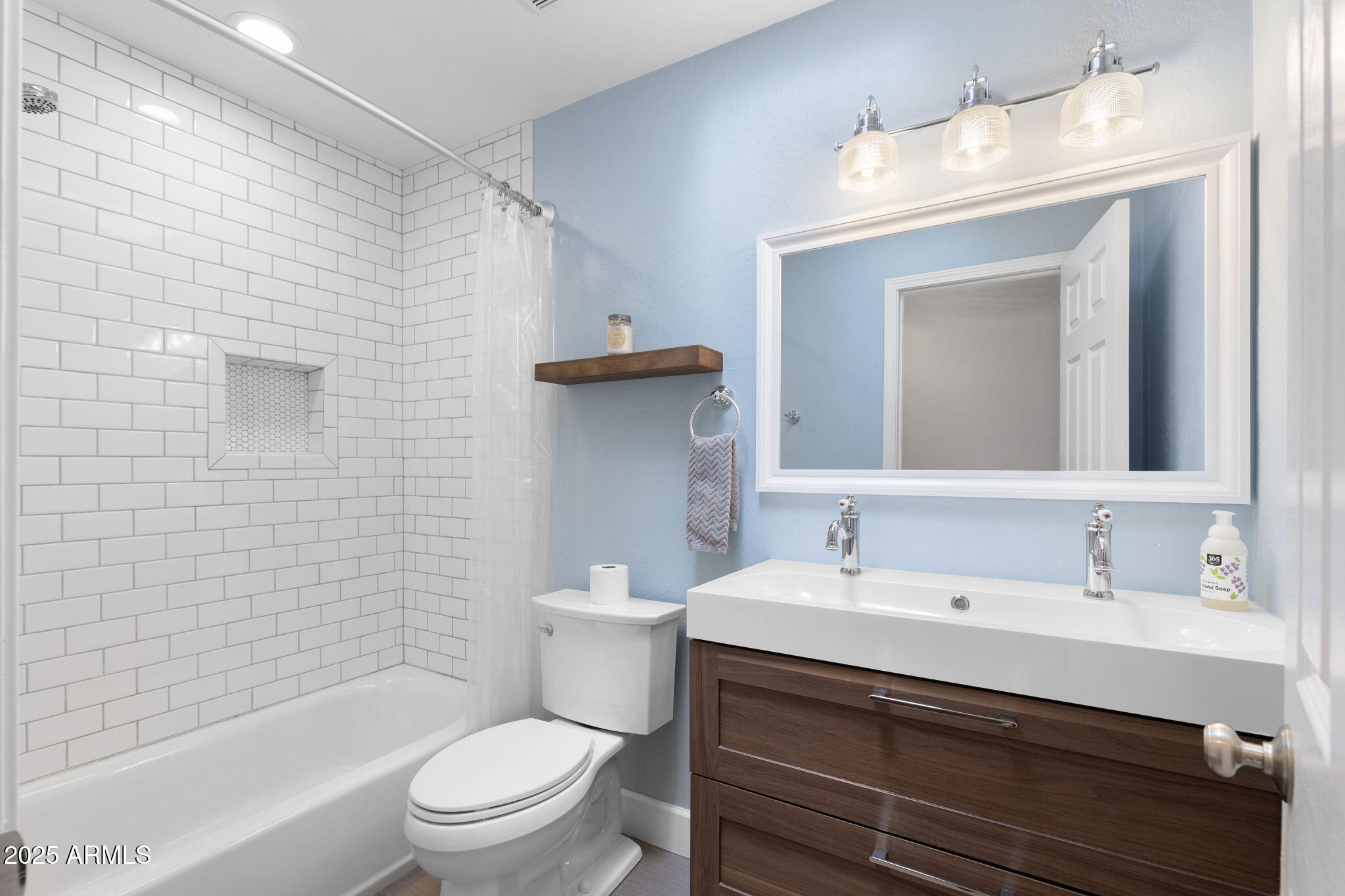 2097 W UNIVERSITY Avenue