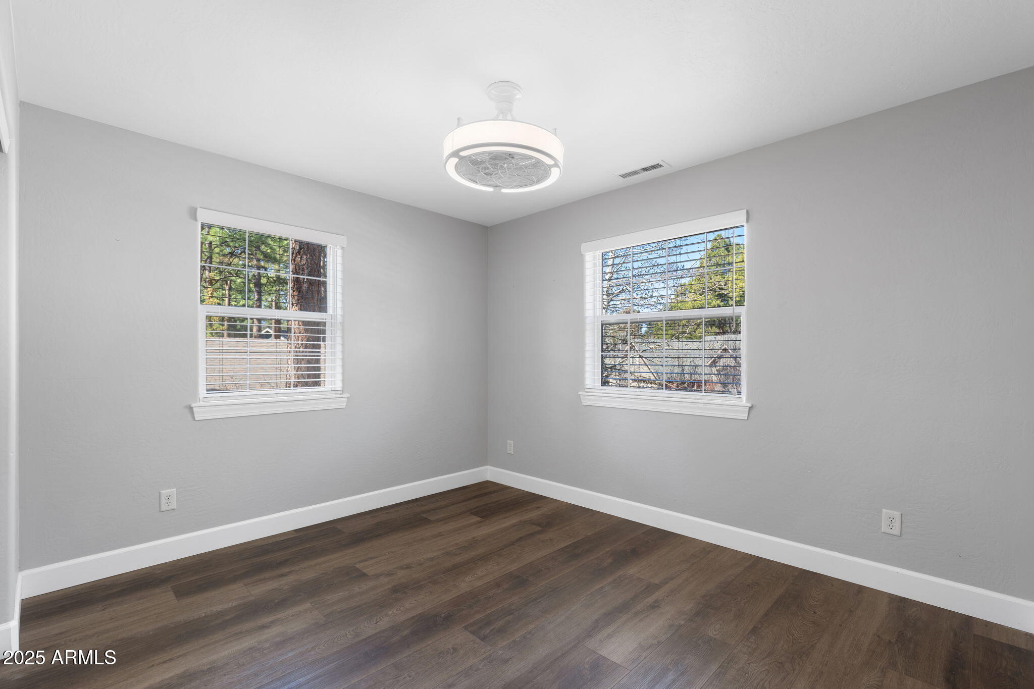 2097 W UNIVERSITY Avenue