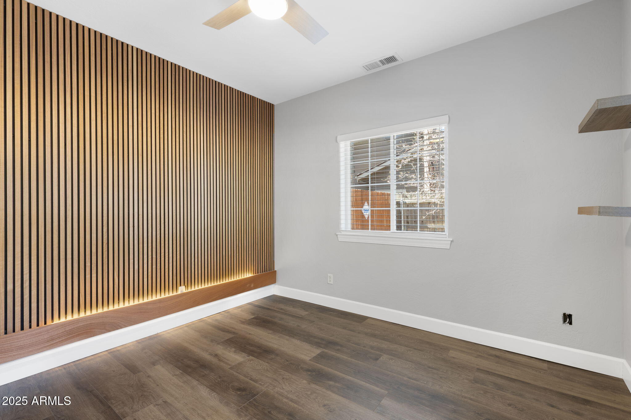 2097 W UNIVERSITY Avenue