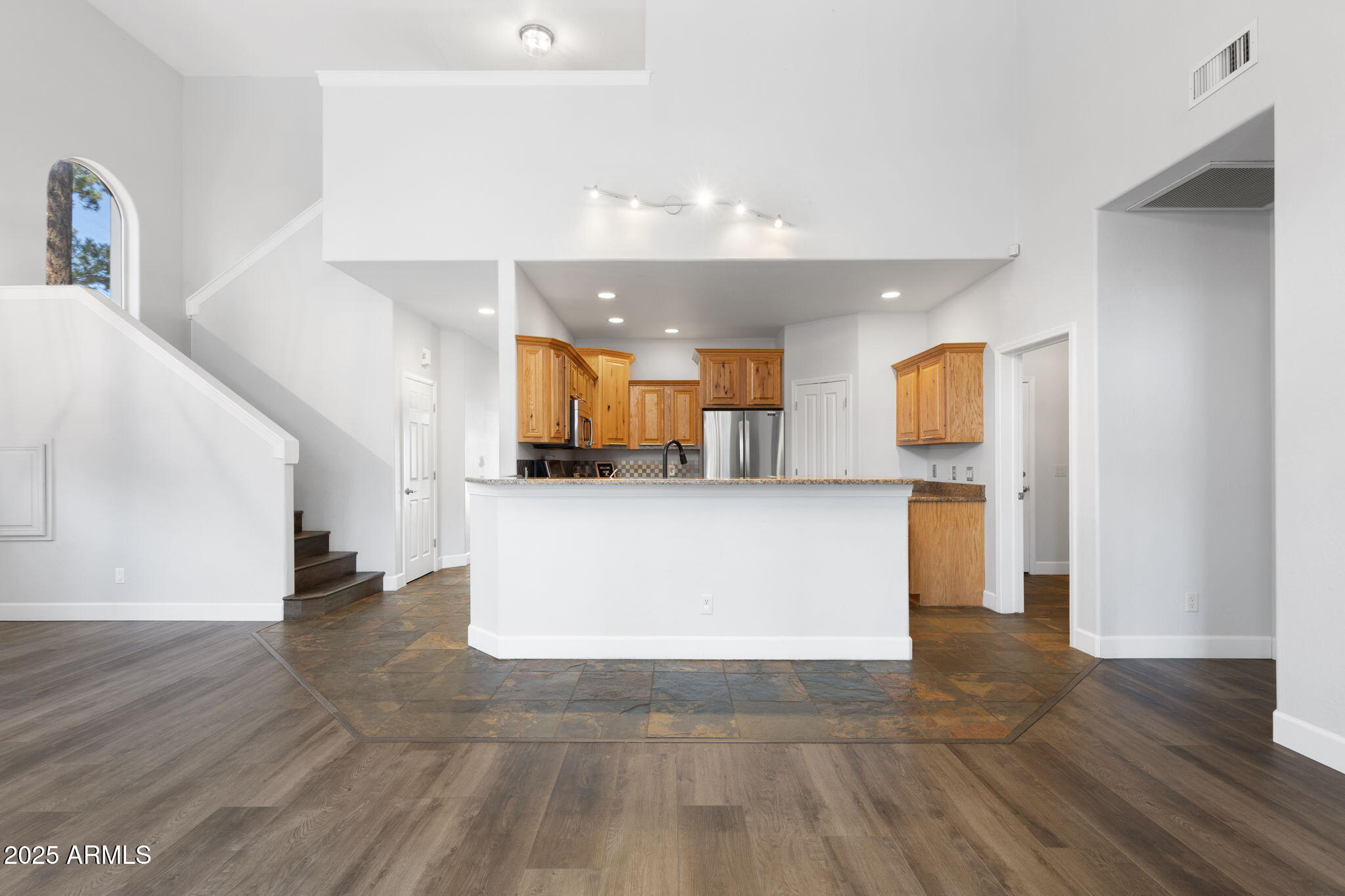 2097 W UNIVERSITY Avenue