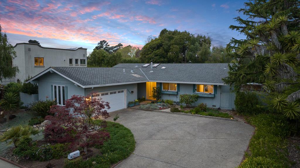 1435 Dolphin Drive