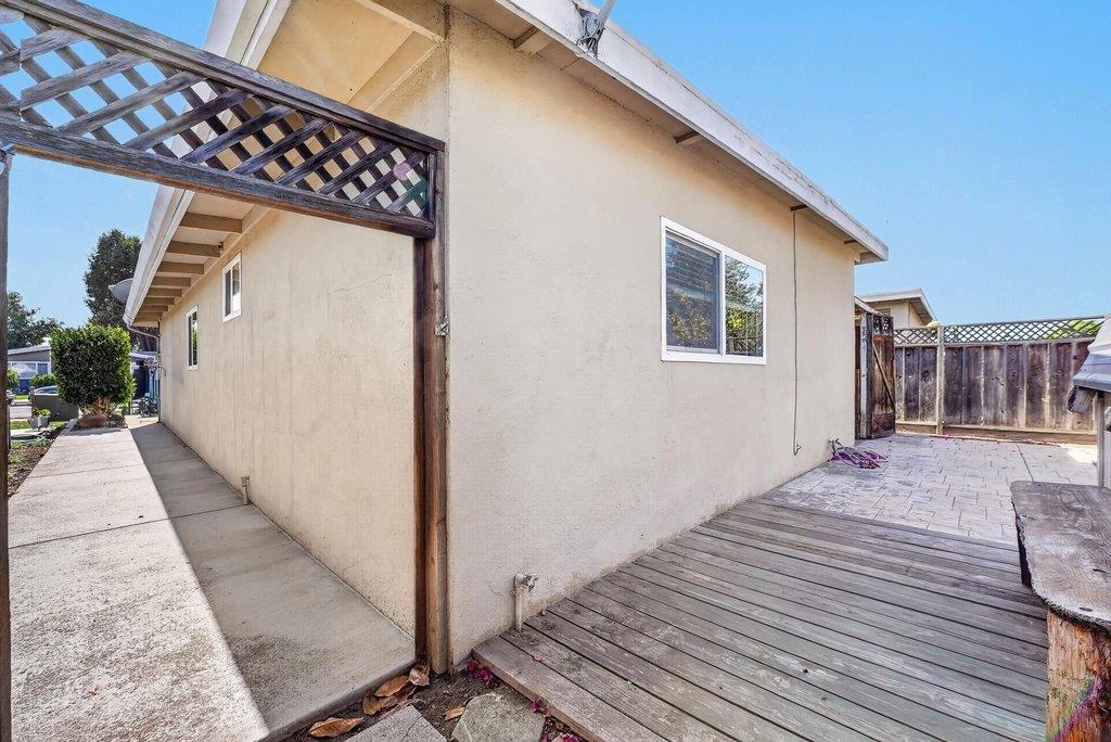 672 Bronte AVE