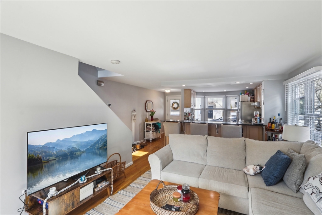 203 W 6th St # 203