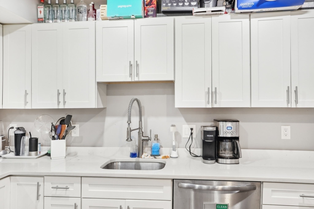 271 W 5th St, Boston