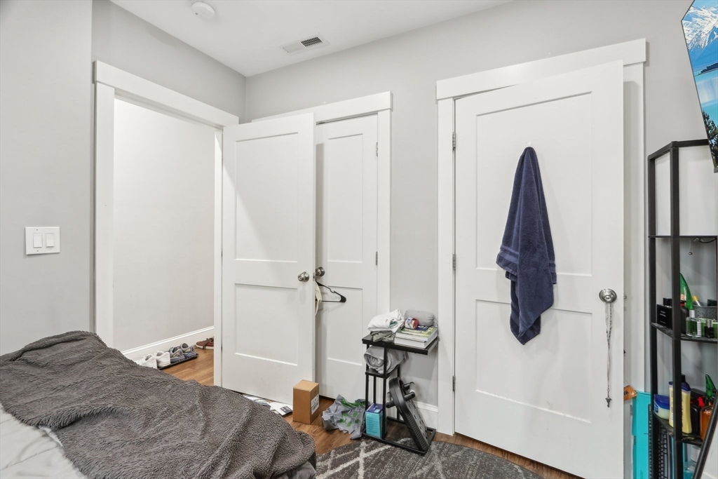 271 W 5th St