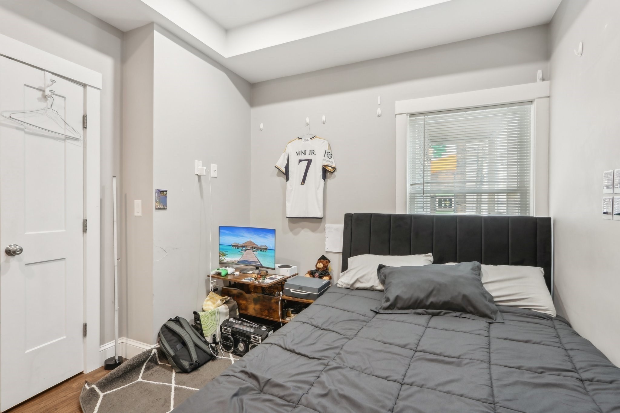 271 W 5th St