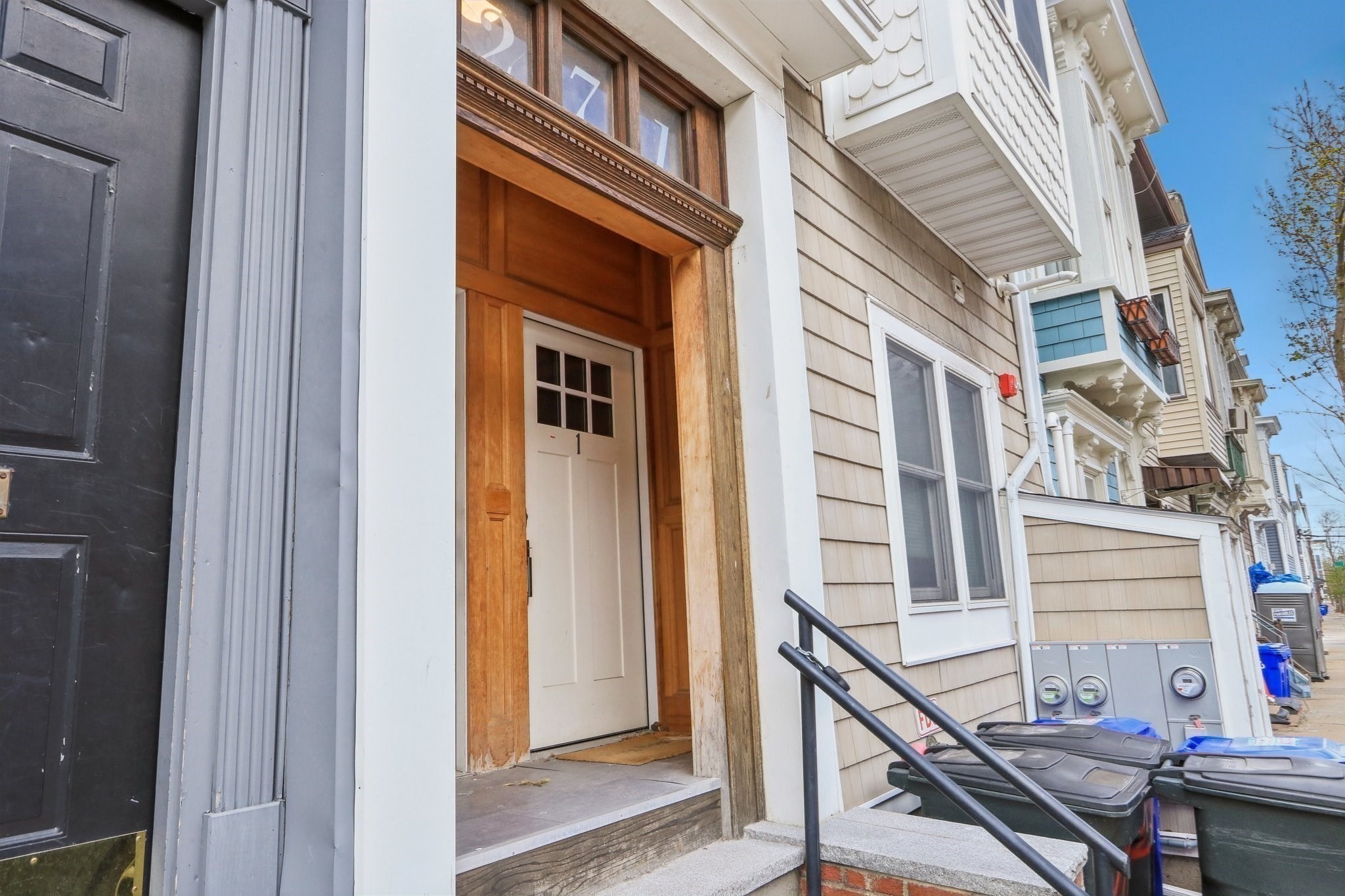 271 W 5th St