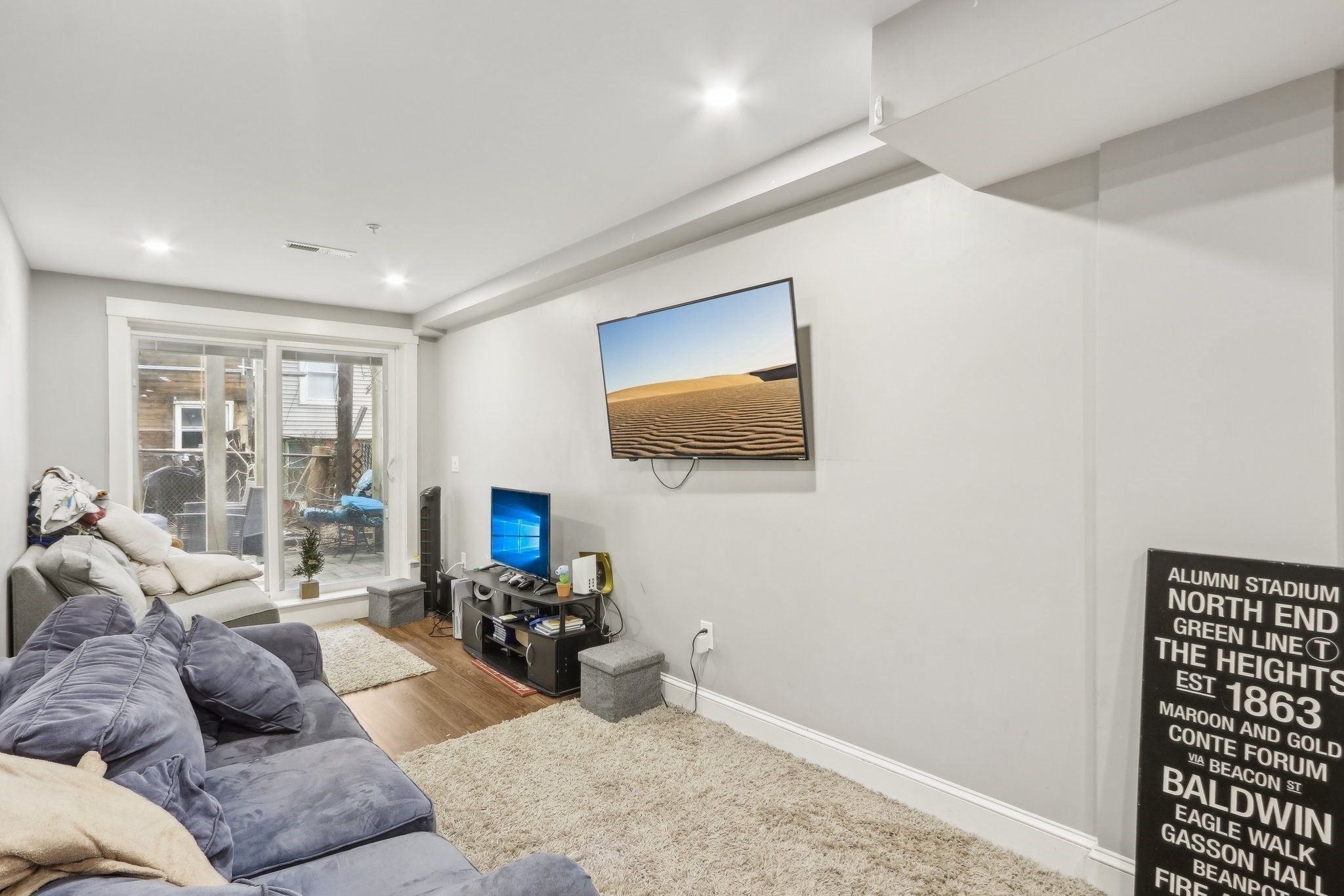 271 W 5th St