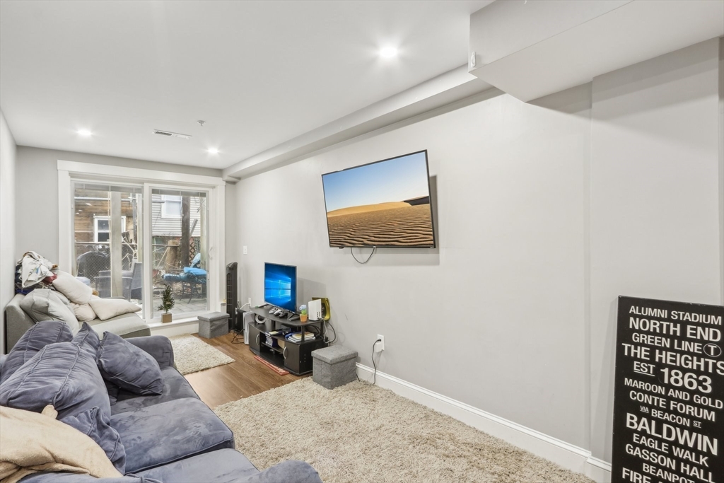 271 W 5th St