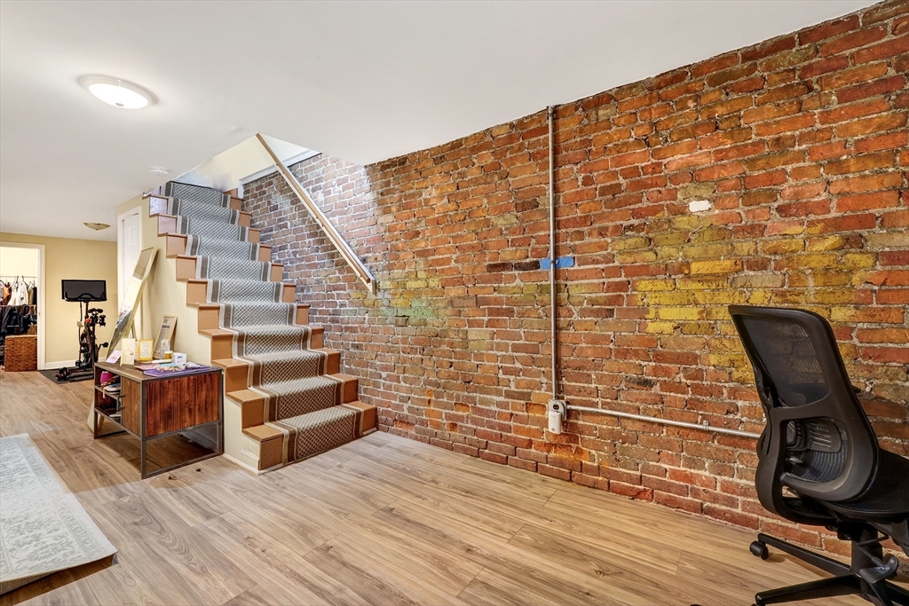 760-762 E 5th St # 1