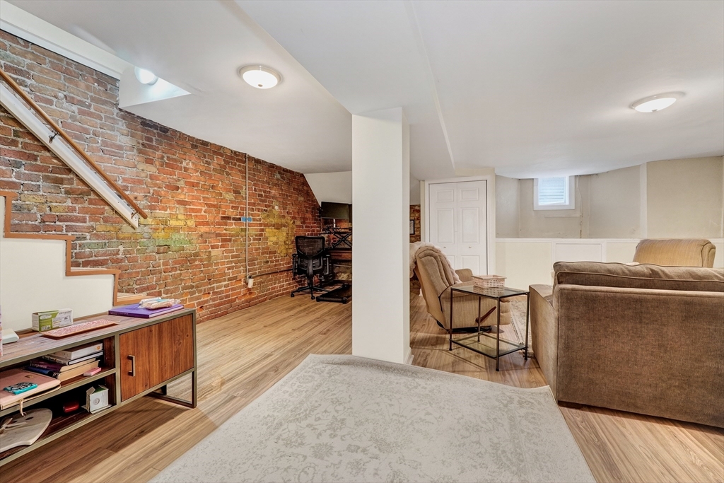 760-762 E 5th St # 1