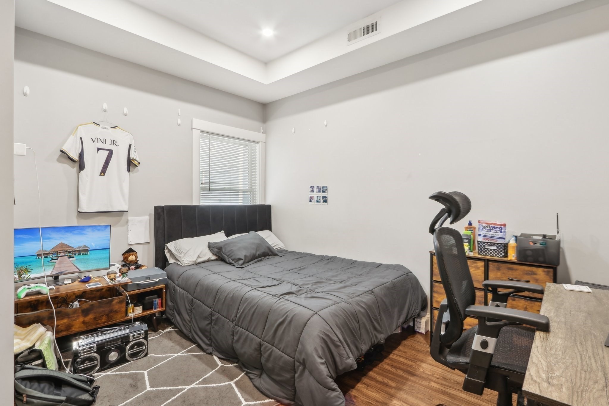 271 W 5th St