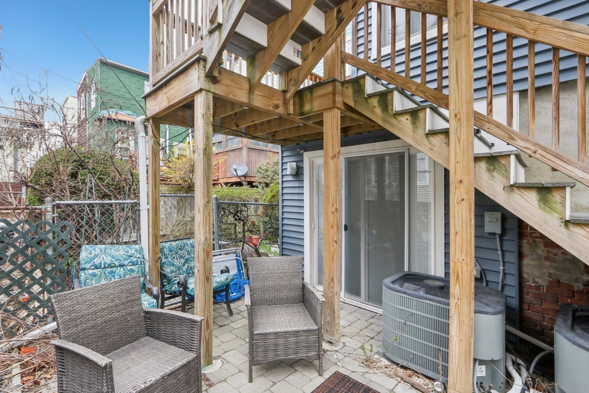 271 W 5th St