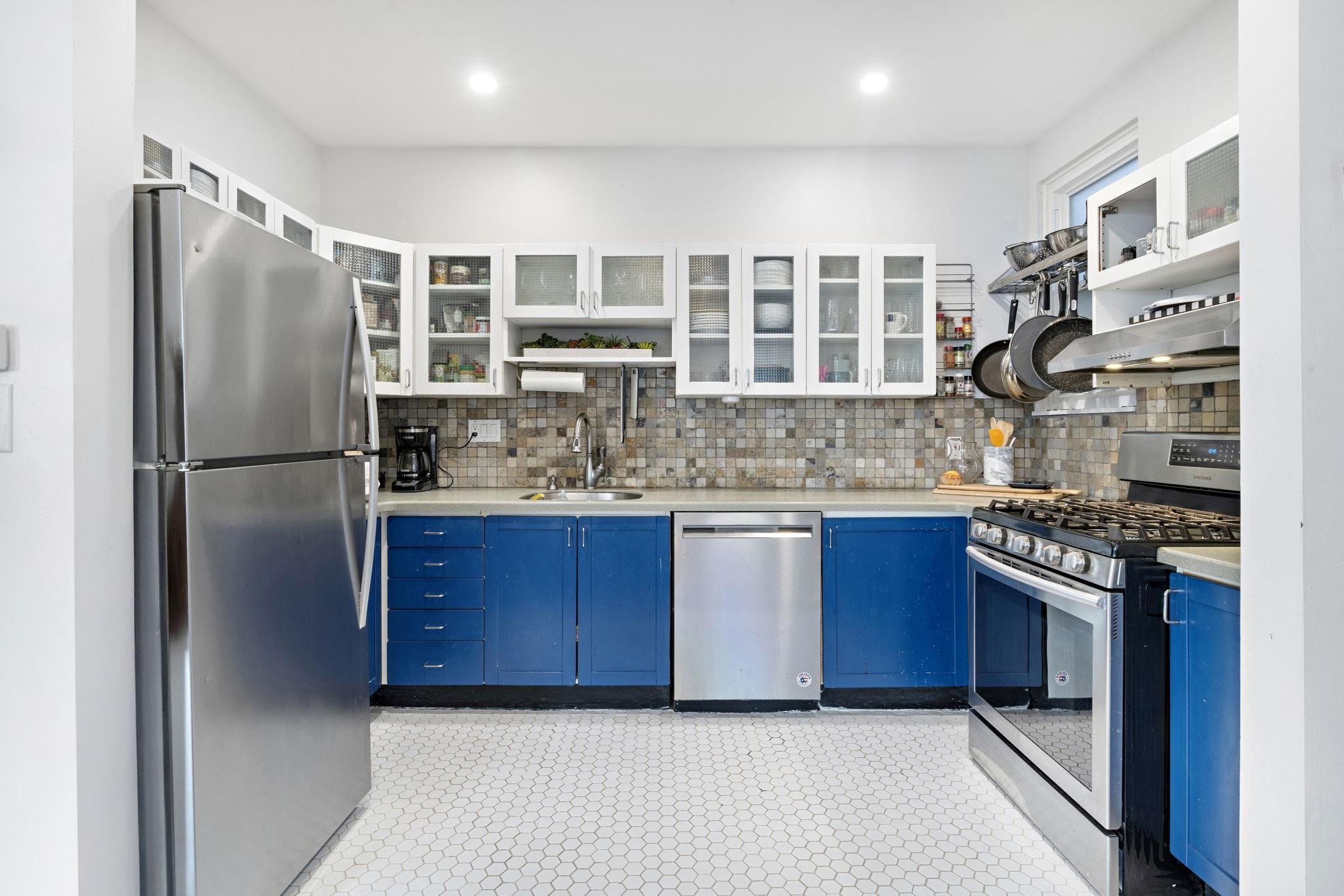 200 HIGHPOINT AVE Unit: 3