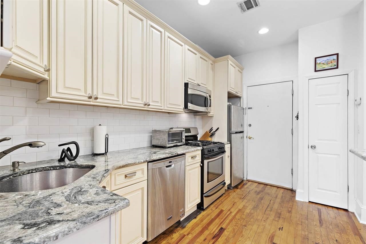 910 WILLOW AVE Unit: 2