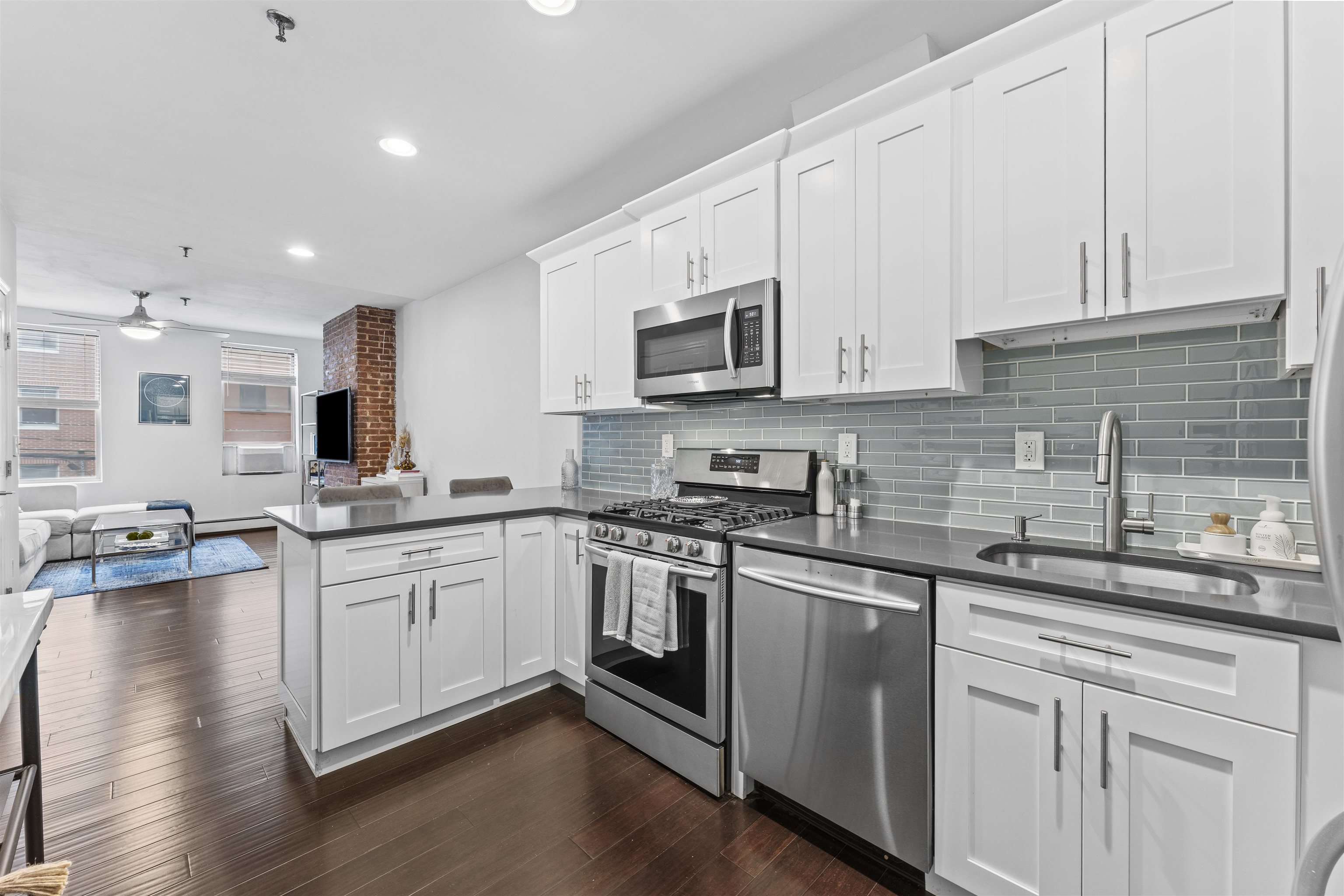 218 WILLOW AVE Unit: 2L