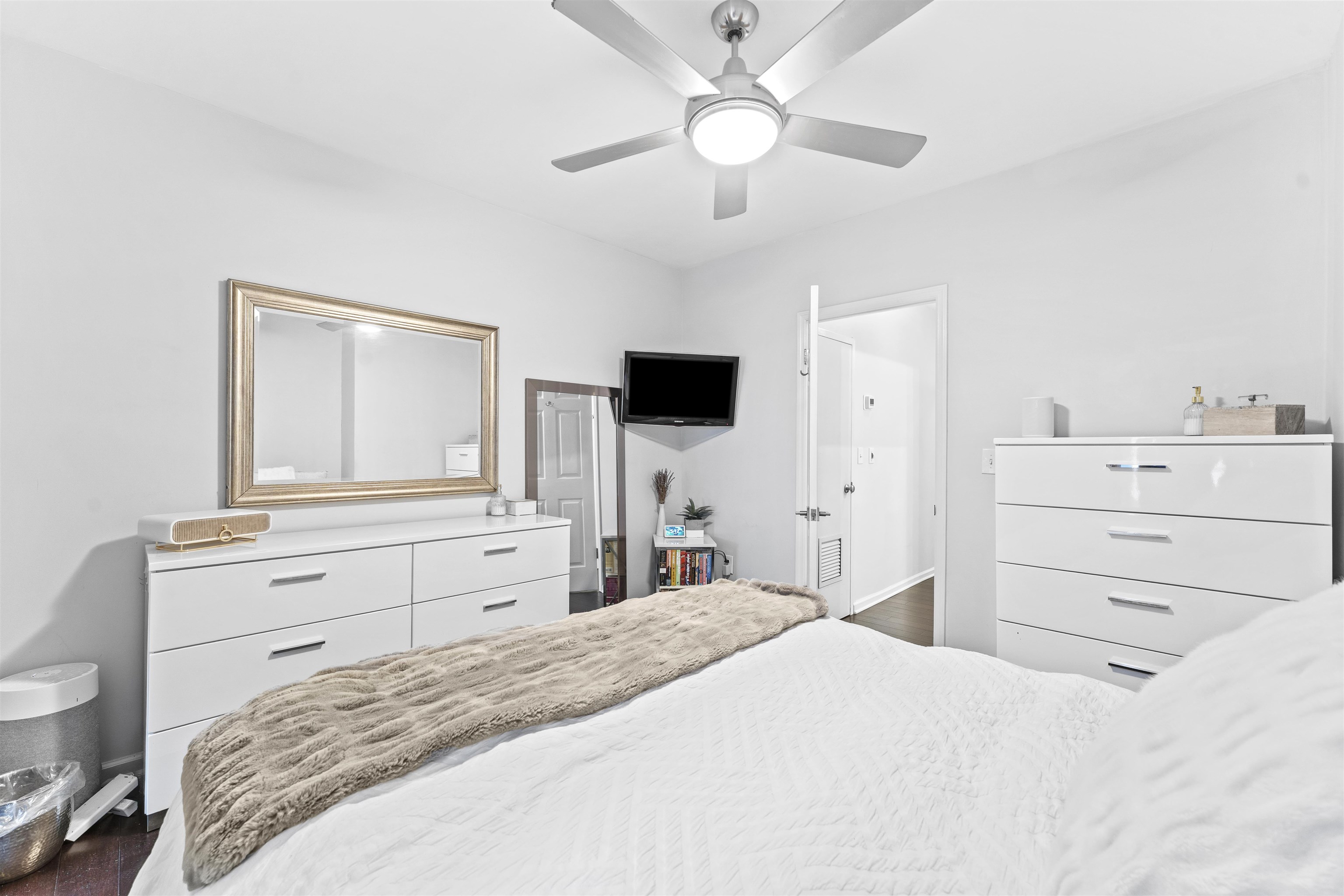 218 WILLOW AVE Unit: 2L