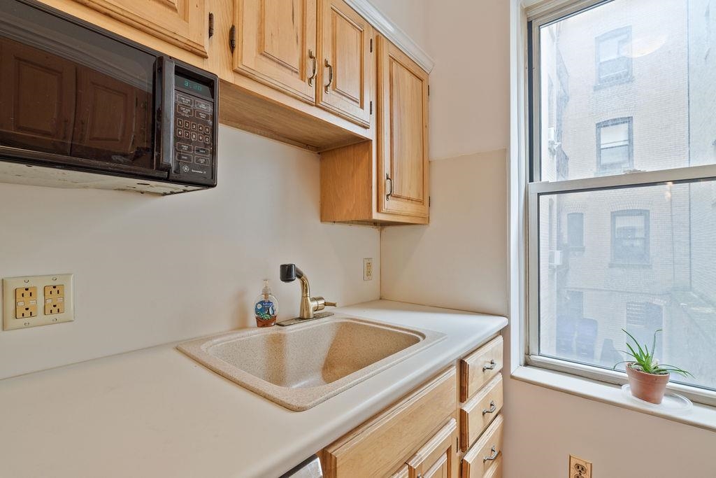 920 HUDSON ST Unit: 1D