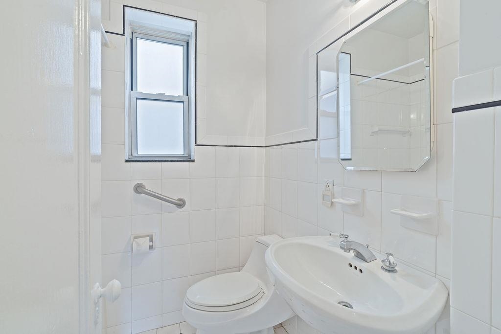 920 HUDSON ST Unit: 1D