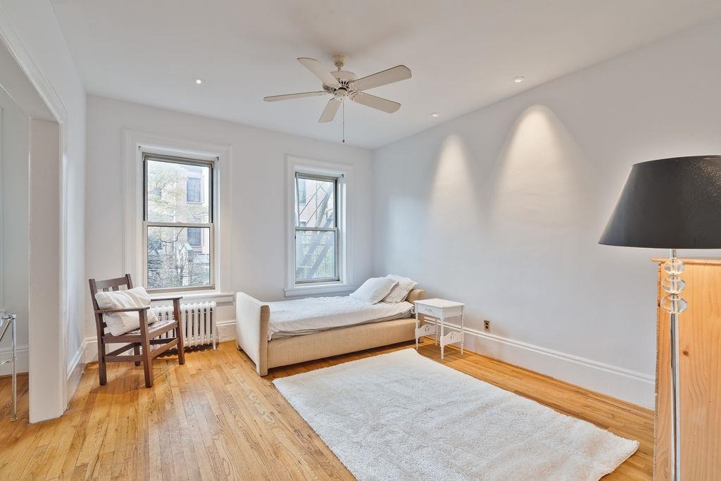 920 HUDSON ST Unit: 1D