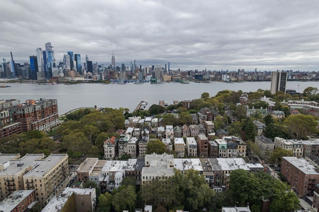 920 HUDSON ST Unit: 1D