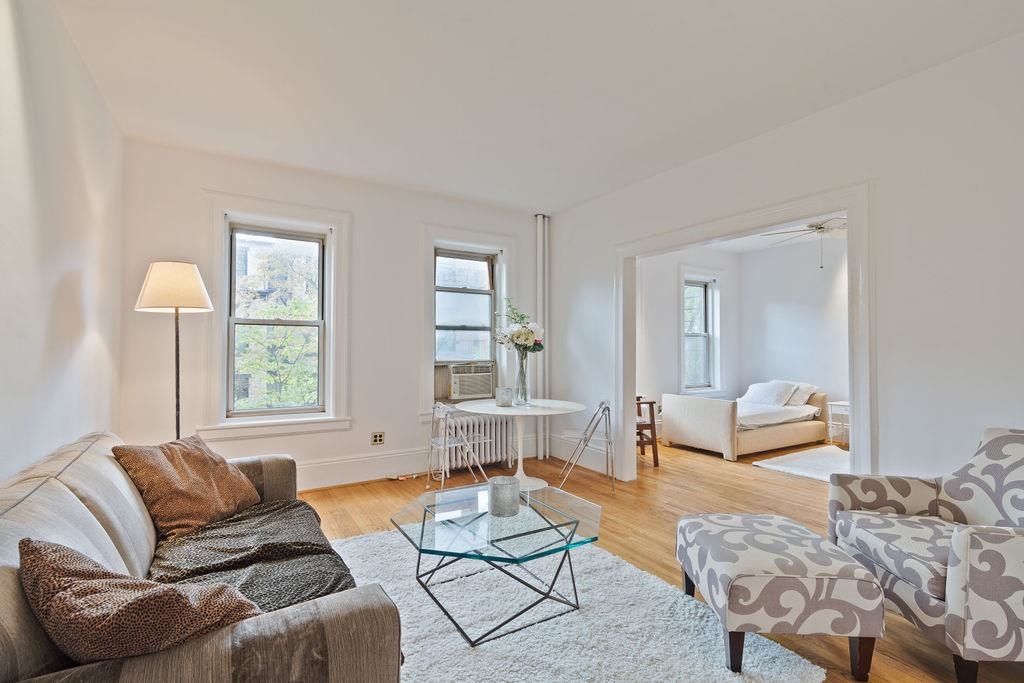 920 HUDSON ST Unit: 1D