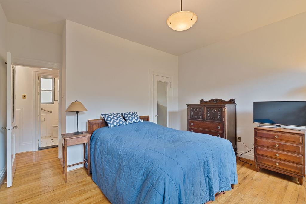 920 HUDSON ST Unit: 1D