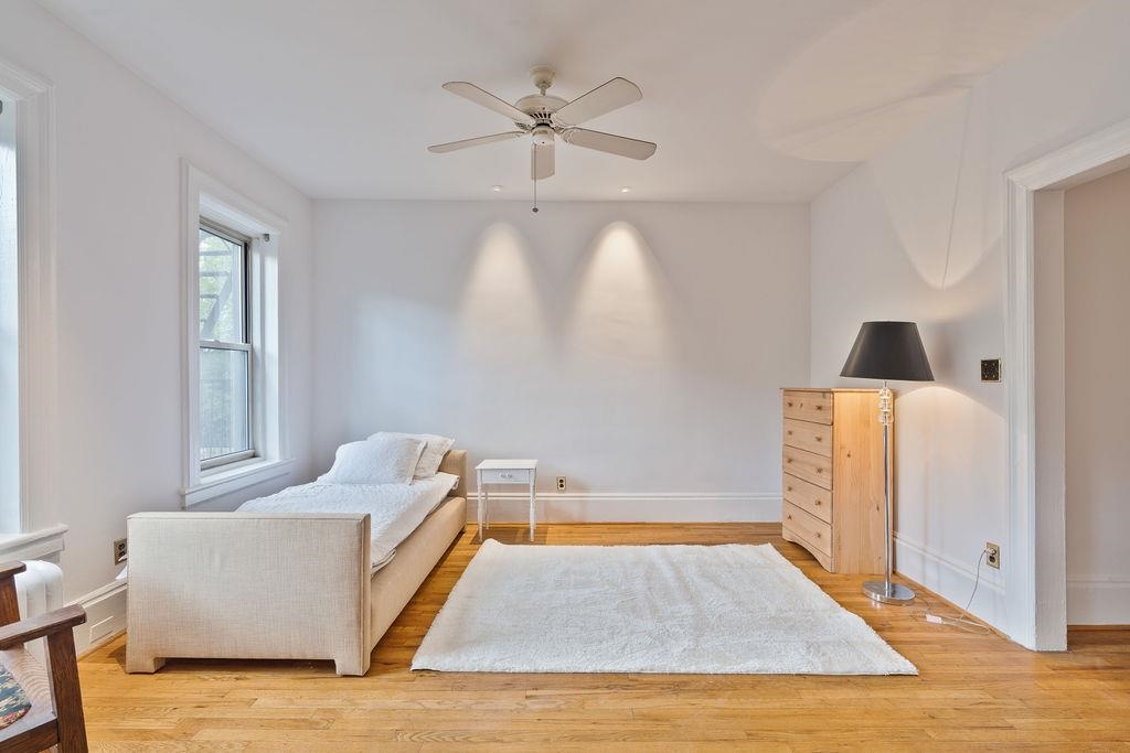 920 HUDSON ST Unit: 1D